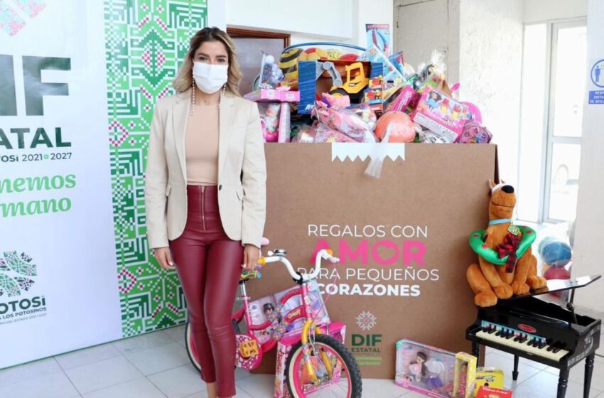  Se suman funcionarios a campaña “regalos con amor”