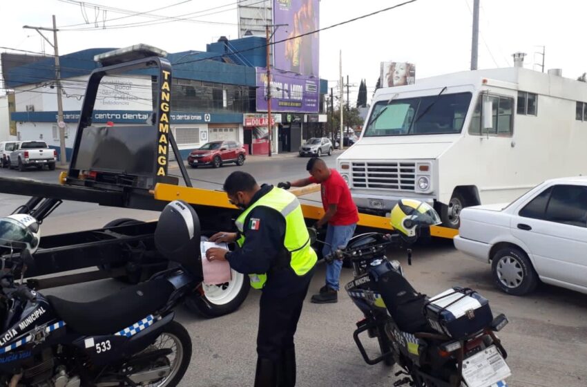  Policía vial retira vehículos en abandono