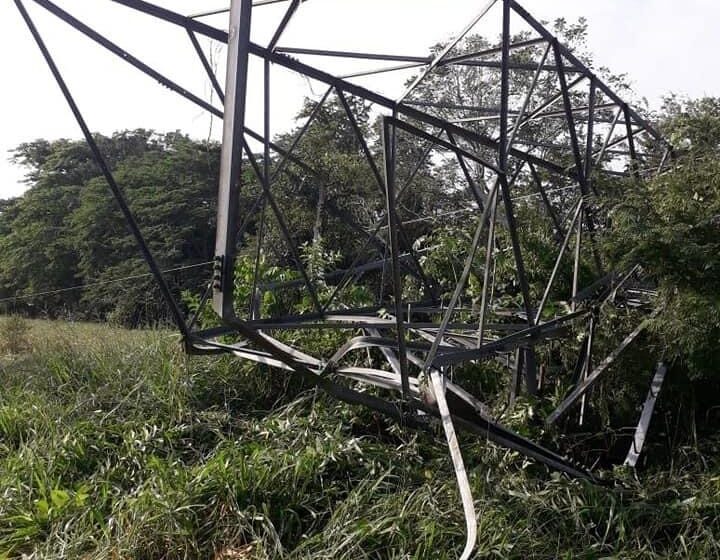  Caída de torres deja sin luz a la Huasteca