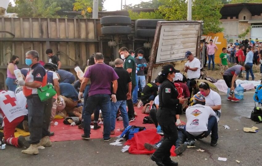  Continúa atención a migrantes tras volcadura