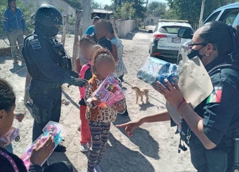  Policías estatales reparten juguetes