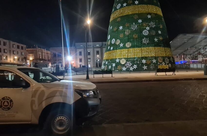  Por vientos quitan árbol navideño