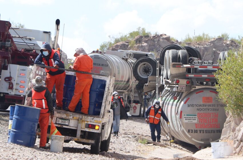  Vuelca tráiler que transportaba diesel