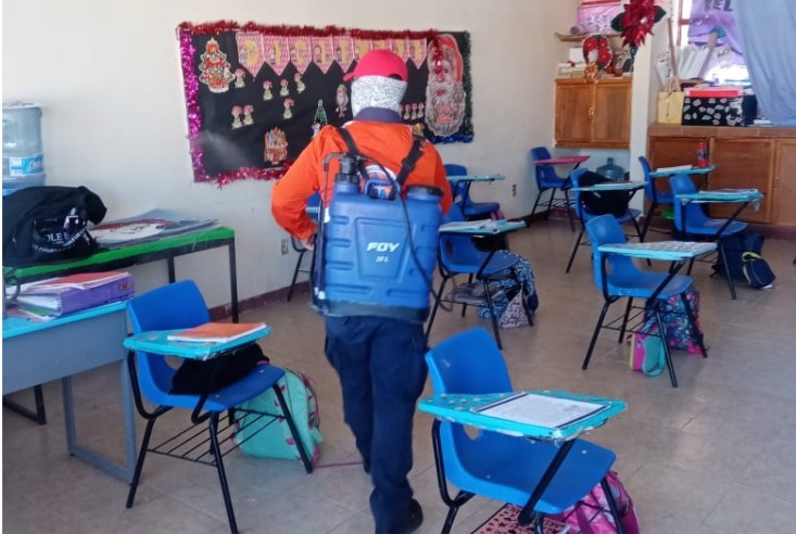  Sanitización diaria en planteles educativos de Bocas