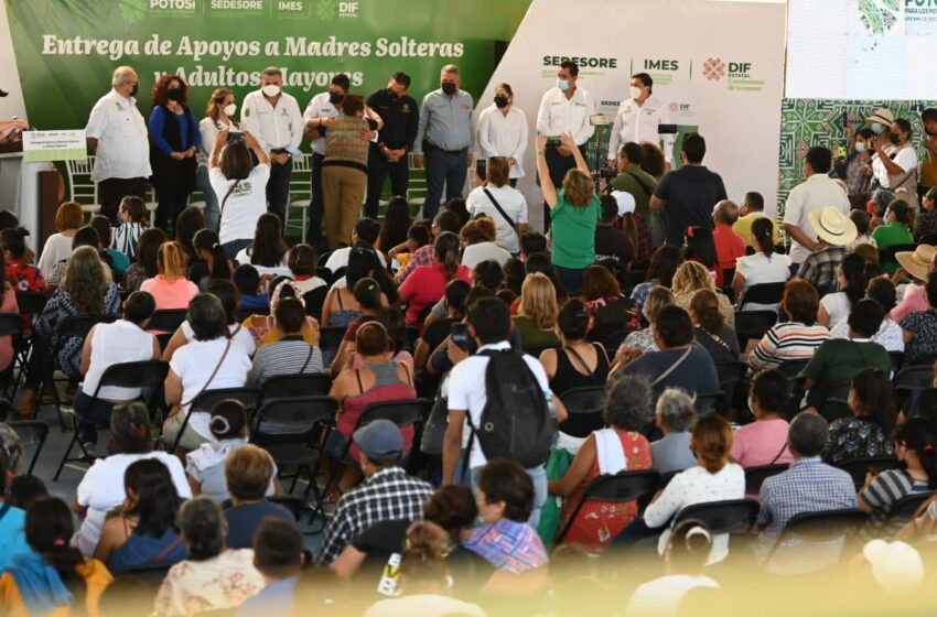  Adultos mayores y madres solteras reciben programas sociales en la huasteca