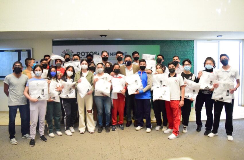  Entrega de uniformes a selección potosina de karate