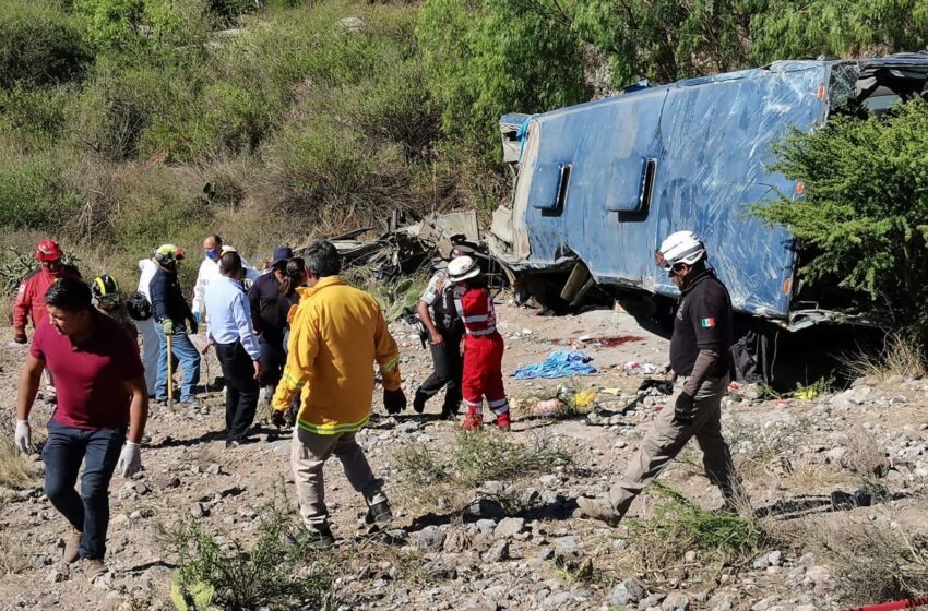  Trabajan para identificar víctimas de accidente en Mexquitic