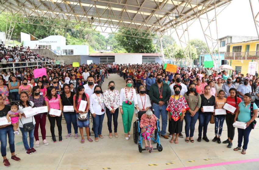  DIF reparte kits de menstruación en la Huasteca