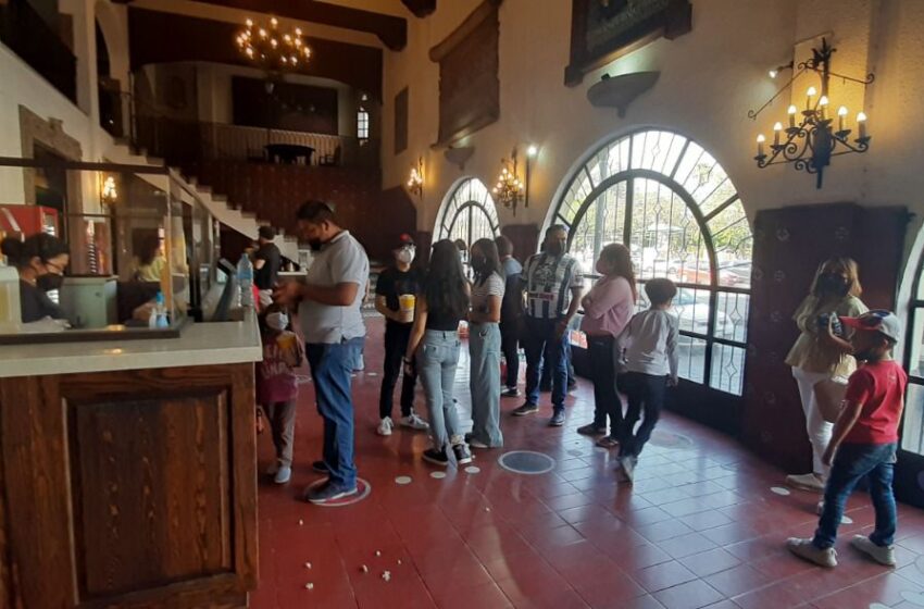  Con cine y palomitas hijos de burócratas celebraron día del niño