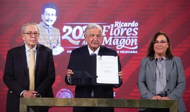  AMLO firma iniciativa para eliminar horario de verano