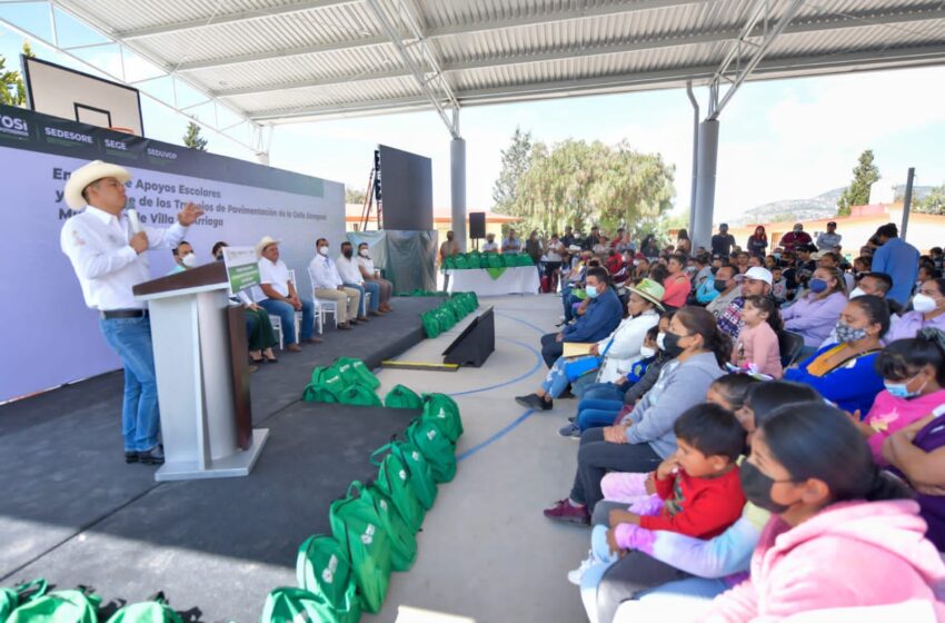  Entrega Gobernador apoyos escolares