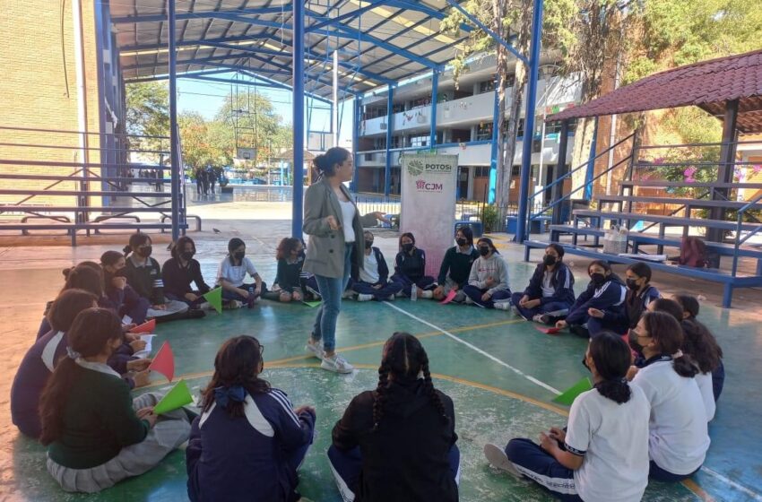  Centro de Justicia imparte la plática “Mitos del amor romántico”