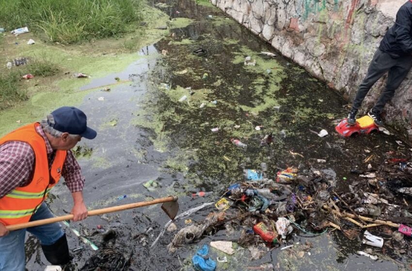  Basura tirada en la calle principal causa de inundaciones