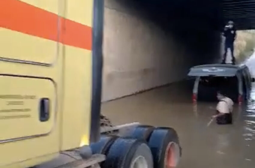  Rescatan camioneta varada en puente