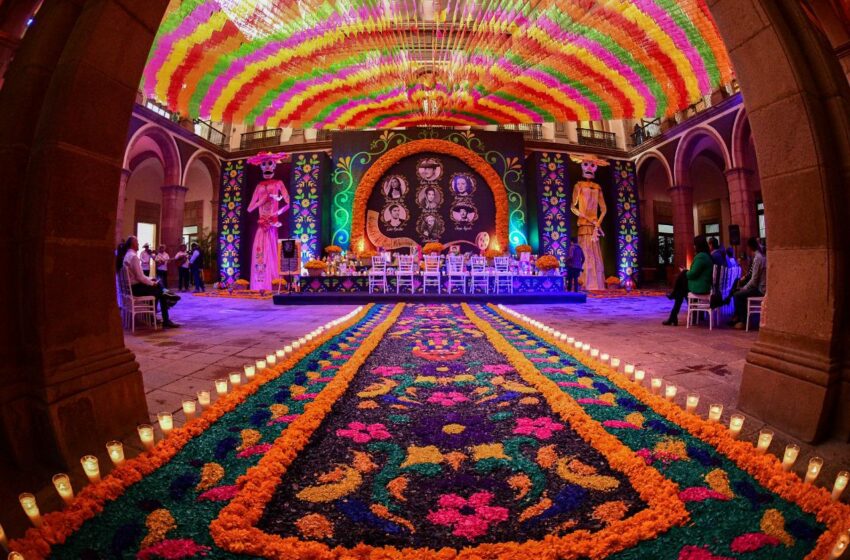  Inauguran monumental altar de muertos en Palacio de Gobierno