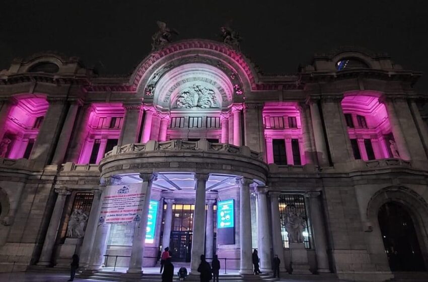  El Palacio de Bellas Artes se ilumina de rosa