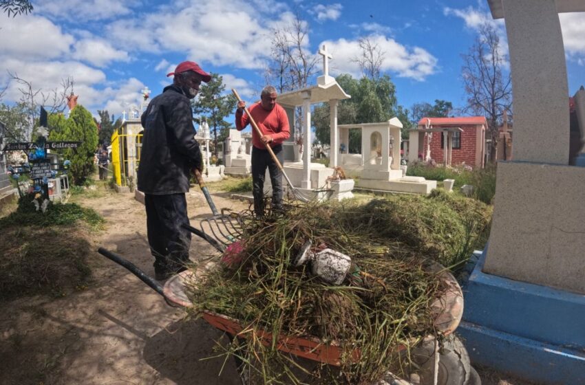  Realizan mantenimiento y limpieza en el panteón del Saucito