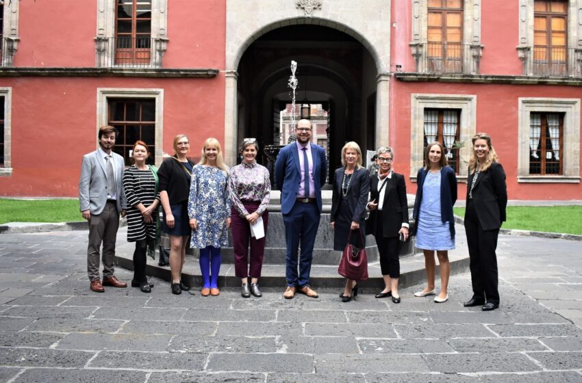  Delegación finlandesa dona traducción al español de su epopeya nacional “Kalevala”