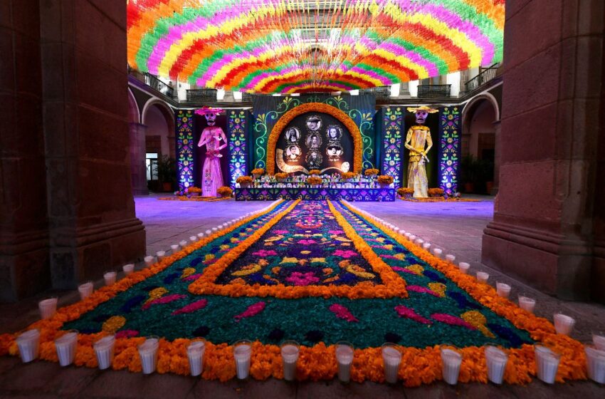  Monumental altar de muertos en Palacio de Gobierno