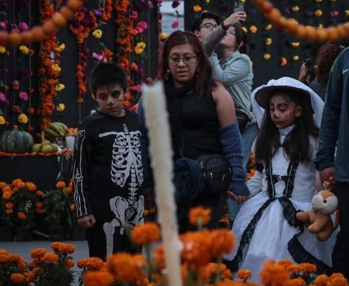  Miles de personas visitan ofrenda monumental de la CDMX