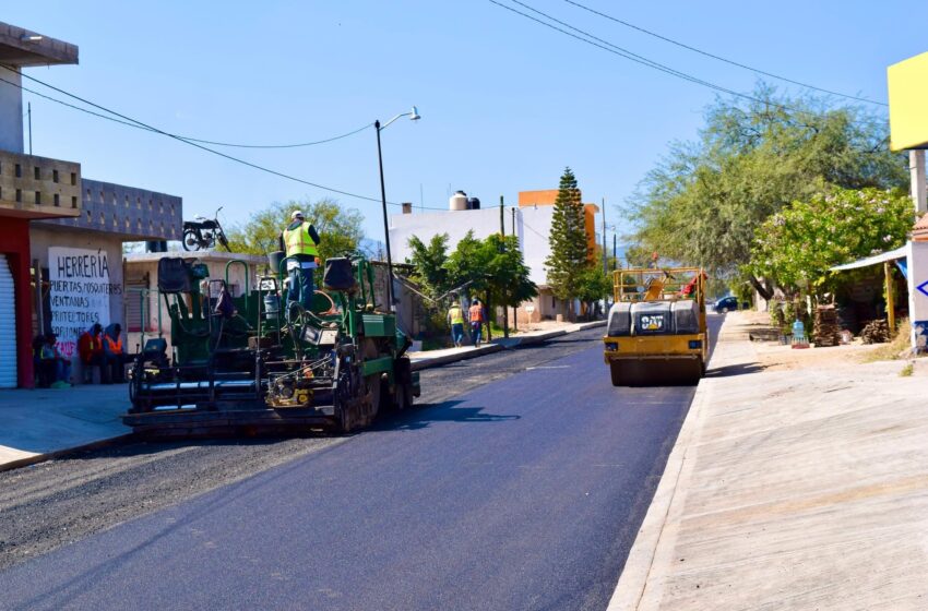  Continúa rehabilitación de caminos y calles en Matehula