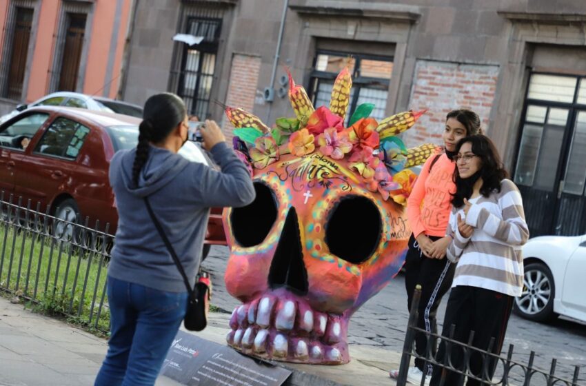  La Calzada de Guadalupe brilla con el arte de las Calaveras Monumentales que crearon habitantes de toda la Capital