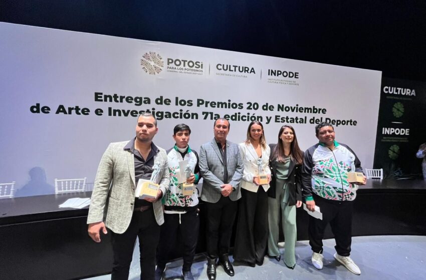  Entregan Premio 20 noviembre