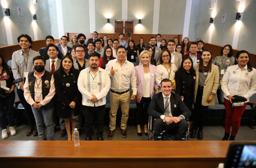  Recibe Gobernador parlamento juvenil potosino