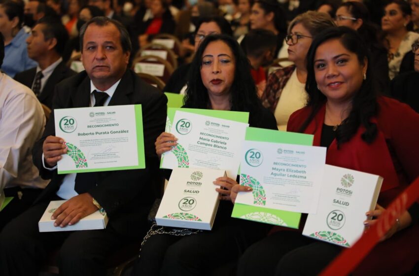  Reconocen a trabajadores de Salud por años de servicio