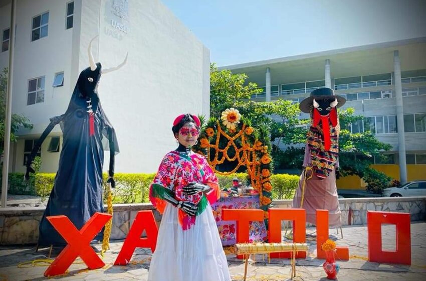  Estudiantes de la UASLP mantienen viva la tradición de Día de Muertos