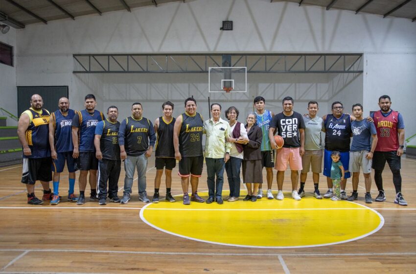  Reconocen a famosos basquetbolistas en CDFDZ