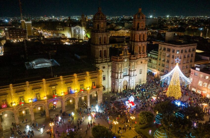  Con encendido en árbol navideño y de Palacio Municipal, La Capital del Sí alegra a las familias potosinas