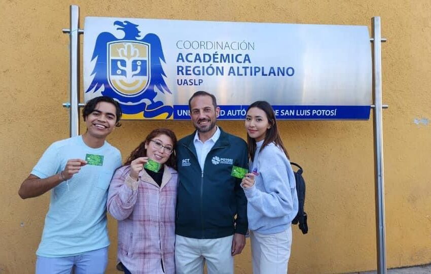  Estudiantes universitarios de Matehuala reciben becas de transporte gratuito