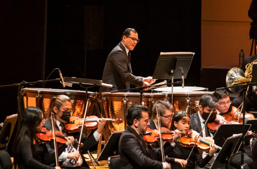  Orquesta Sinfónica Universitaria ofreció el “Concierto del Centenario”. Presentó con éxito la pieza “Siempre Autónoma”