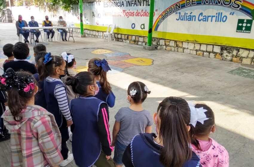  Ayuntamiento de Valles reparte cubrebocas en planteles educativos