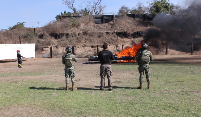  Marina y FGR incineran 1,310 kilogramos de cocaína asegurada en Lázaro Cárdenas, Michoacán