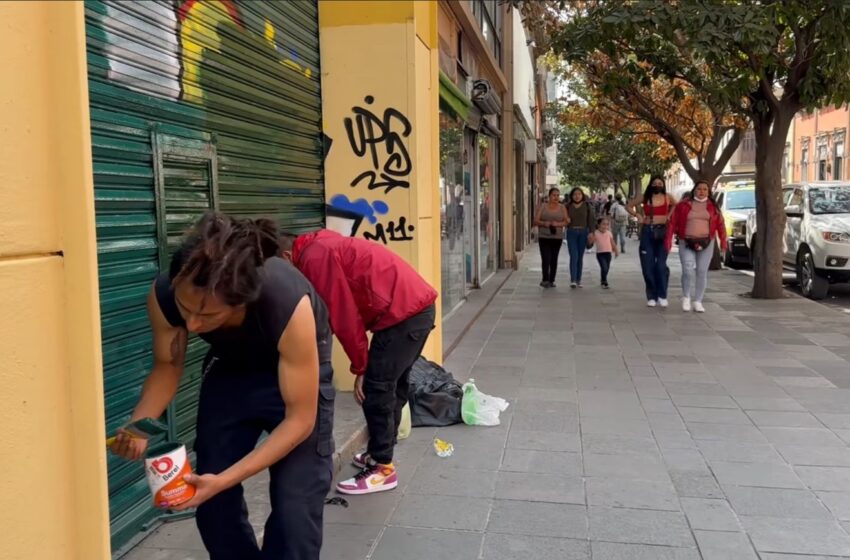  Grafitero potosino repara el daño a negocio y se une al reordenamiento del Centro Histórico