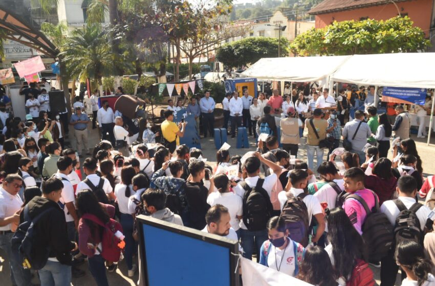  Excelente respuesta a la “Feria de las Carreras Universitarias” organizada por CARHS en Tamazunchale