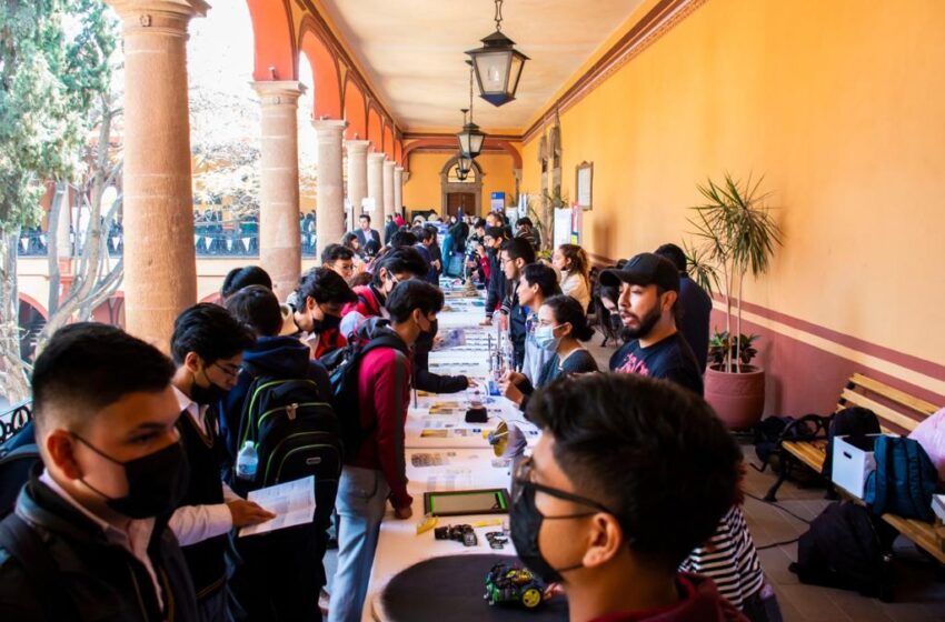  Un éxito feria de carreras UASLP