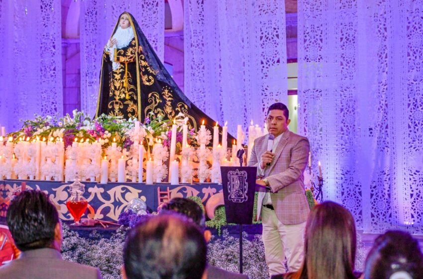  Instalan tradicional altar de Dolores en Palacio de Gobierno