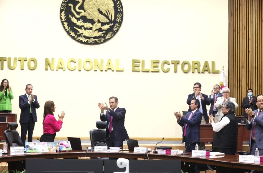  Lorenzo Córdova, Adriana Favela, Ciro Murayama y José Roberto Ruiz se despiden de la herradura de la democracia