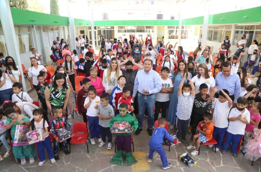  DIF estatal entrega juguetes a niñas y niños del CAM