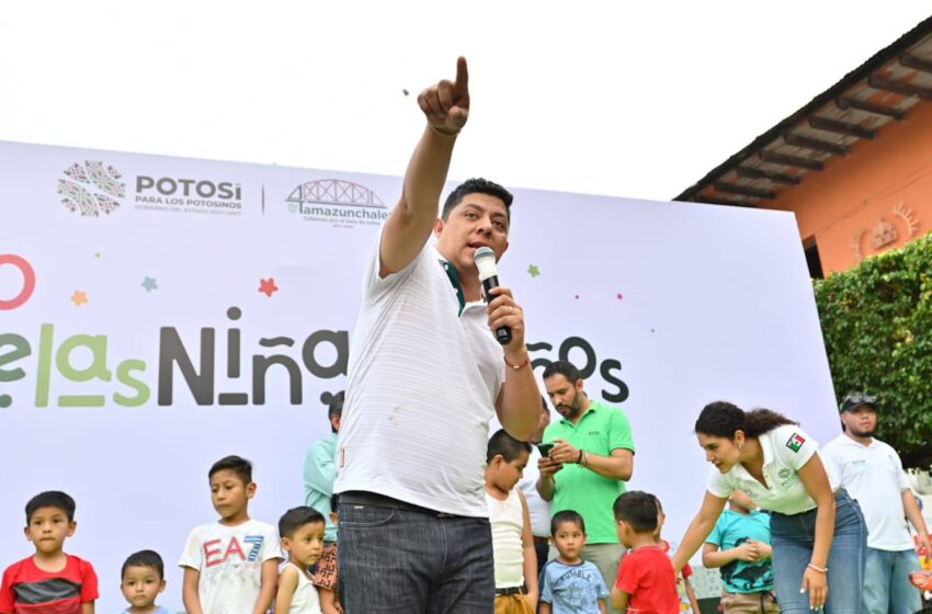  Lleva Ricardo Gallardo alegría y obsequios a niñas y niños de la Huasteca