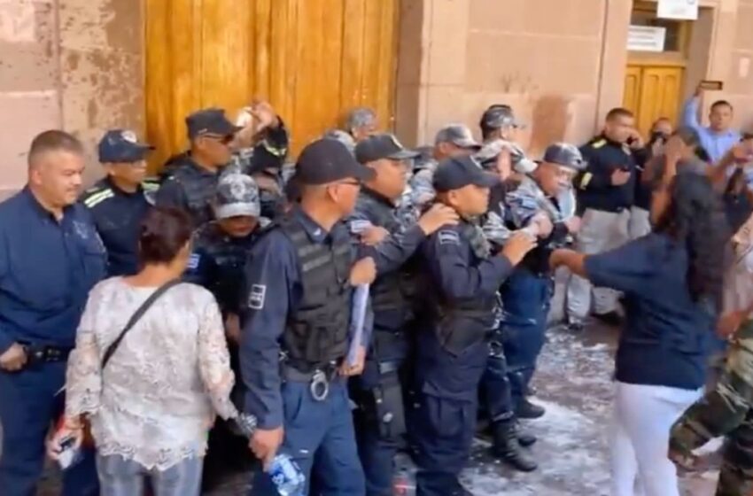  Grupo de personas agrede y violenta a Policías Municipales