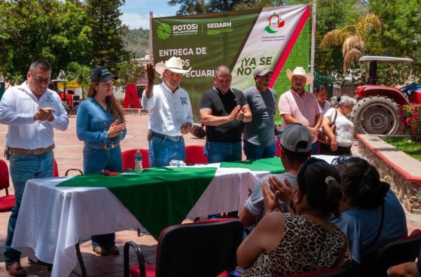  Gobierno del cambio entregó maquinaria al campo de la zona media