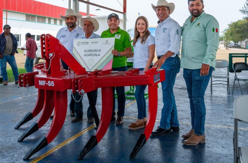  Gobierno del Cambio entregó más equipo agrícola a productores