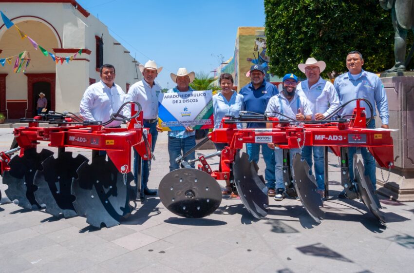  Gobierno Estatal entrega apoyos a productores del campo