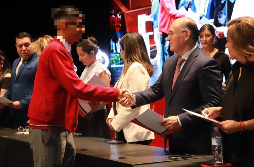  Enrique Galindo motiva a jóvenes a seguir estudiando