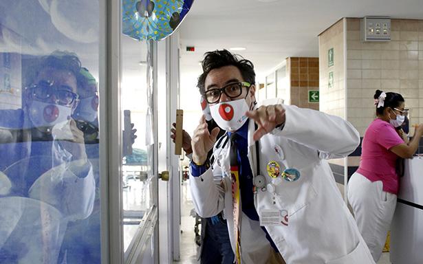  Voluntariado IMSS y Asociación Doctor Payaso unen esfuerzos por llevar sonrisas a niñas y niños hospitalizados