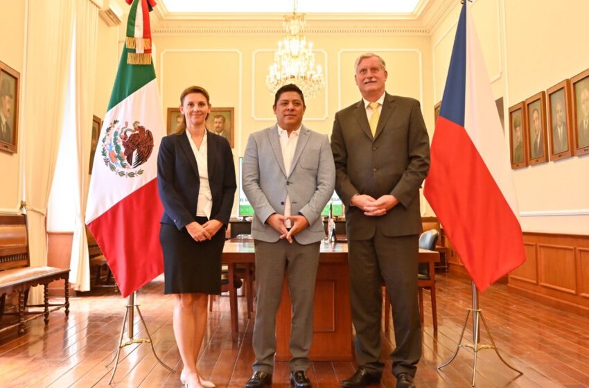  Ricardo Gallardo logra alianza bilateral con República Checa